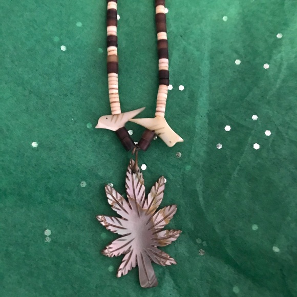 Vintage Shell and Mother of Pearl Necklace - Picture 2 of 3